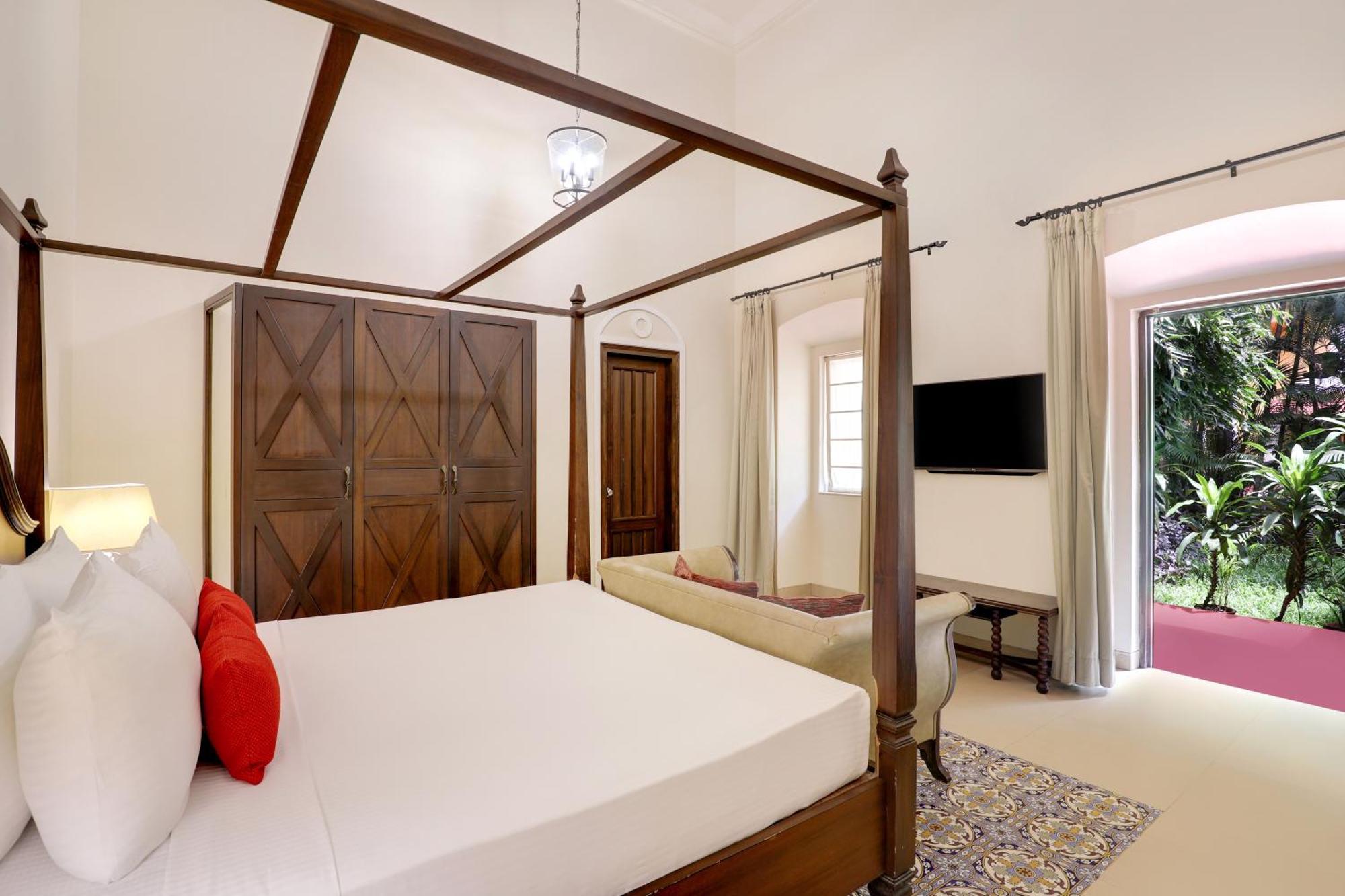Lemon Tree Amarante Beach Resort, Goa Candolim Exterior photo