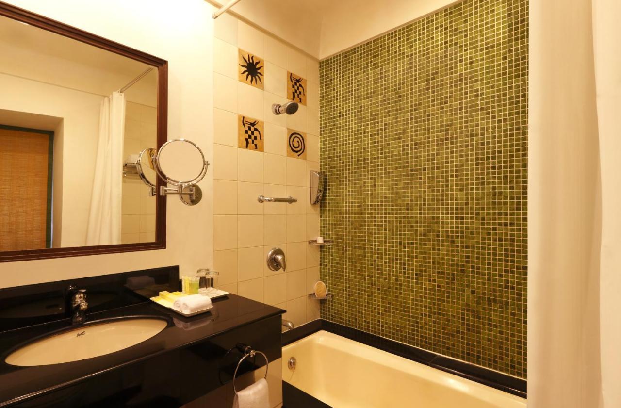 Lemon Tree Amarante Beach Resort, Goa Candolim Exterior photo